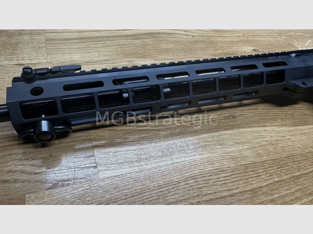Windham Weaponry R16 Superlight - 2,64 kg - halbautom. Büchse .223Rem Gewicht ungeladen nur ca. 2,64 kg - SKU: R16SLSFSM - 16″ Superlight with Melonite QPQ Finish and A2 Flash Suppressor - 13" Windham M-Lok Handschutz System AR-15 AR15