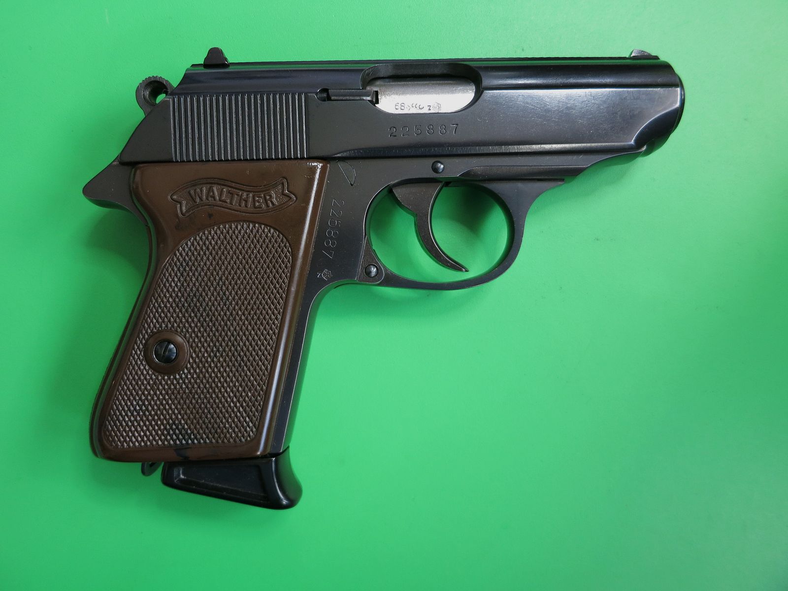 Pistola semiautomatica, Walther PPK, cal. 7,65 mm Browning, impugnature marroni       #81