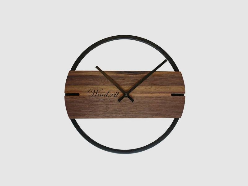 Wandklok Novum van walnoot hout