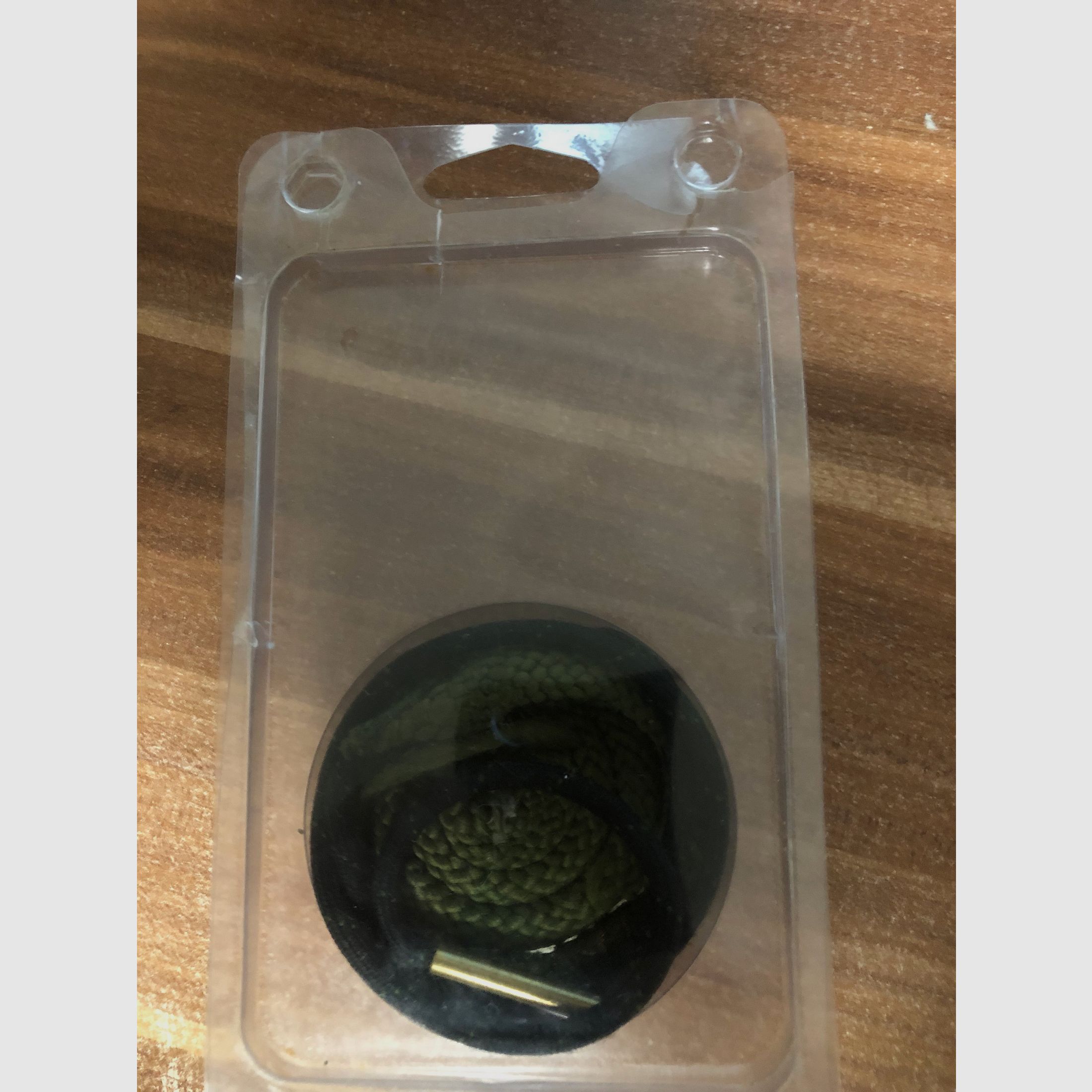 Sznur do czyszczenia broni krótkiej i kilku karabinów.