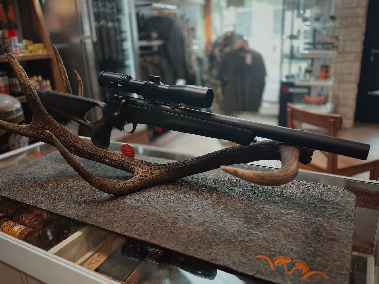 R8 Ultimate Silence .300BLACKOUT Black Edition incl. Leica Fortis 1.8-12X42 and saddle mount