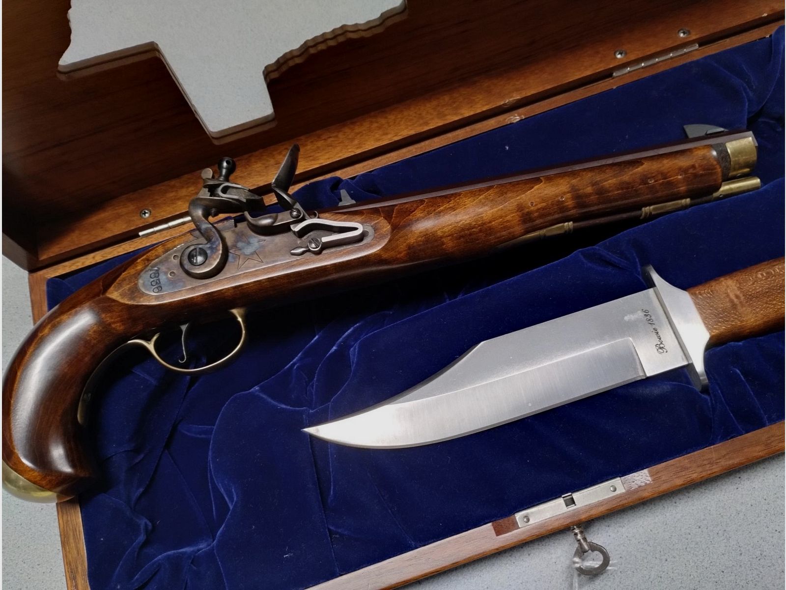 Bardzo ładne pudełko Pedersoli Alamo 1836 z pistoletem na kapiszony Navy Moll kal. 45 + nożem Bowie, w stanie nowym!