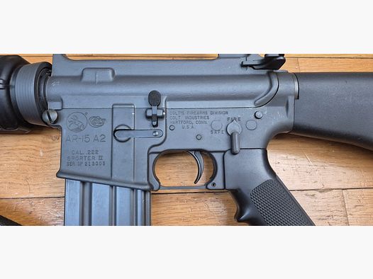 Bellissima carabina Colt AR15 A2 Modèle Sporter II – Calibro 222 rem. – Fabbricazione 100% Colt intorno al 1985 – Tra la M16 A1 e la M16 A2 nell'albero genealogico Colt – Eccellente arma da tiro di qualità per gli appassionati della piattaforma AR15 – TBE++