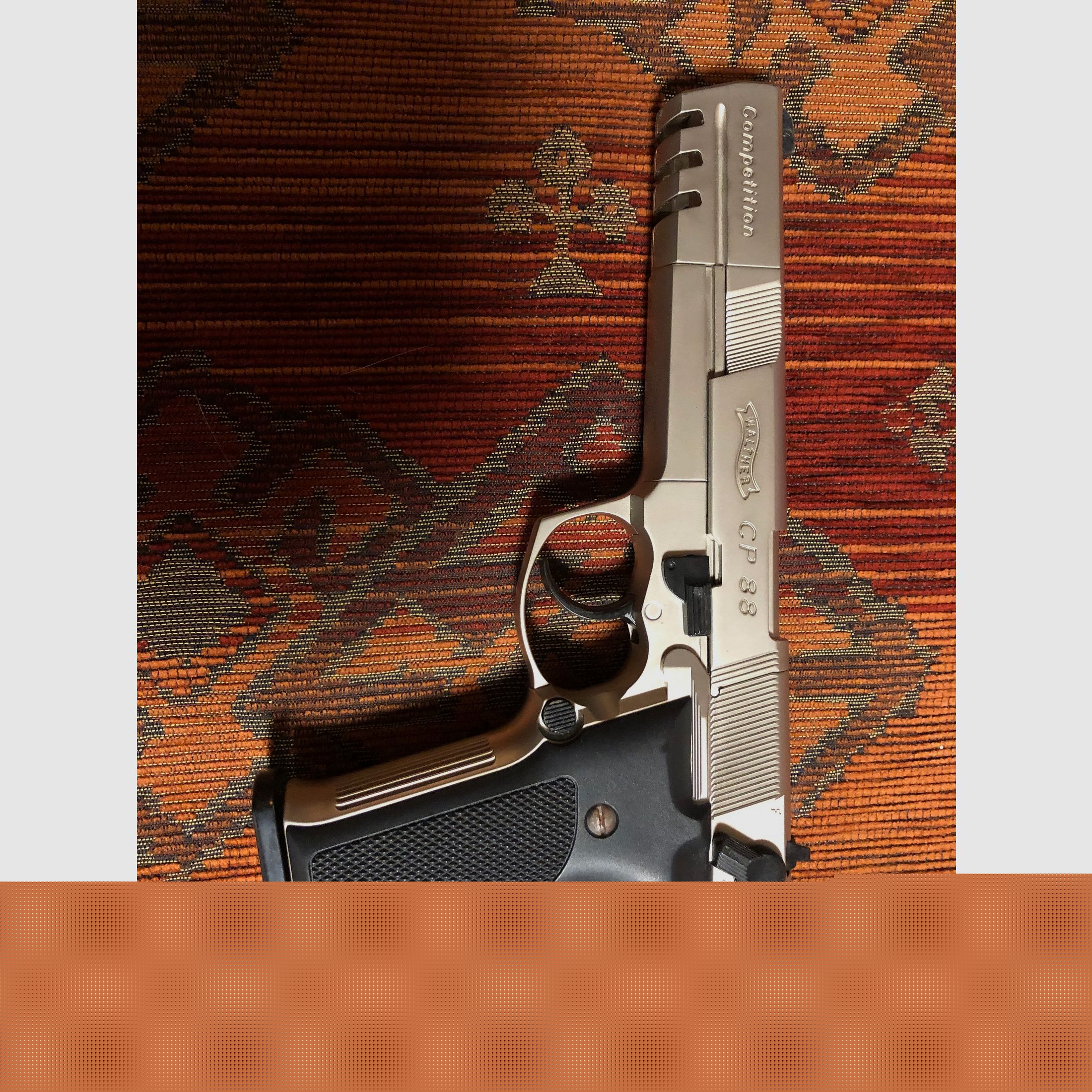 Walther CP88 Competición 6 pulgadas 4,5 mm Diabolo pistola de CO2 con empuñaduras de plástico niqueladas