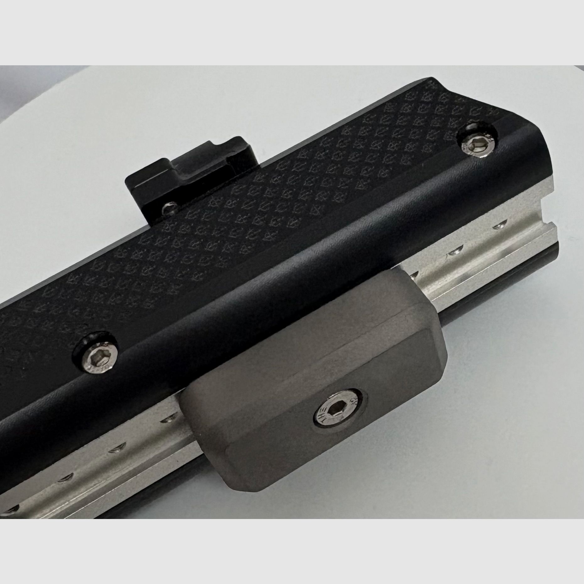 ahg-UIT stock weight