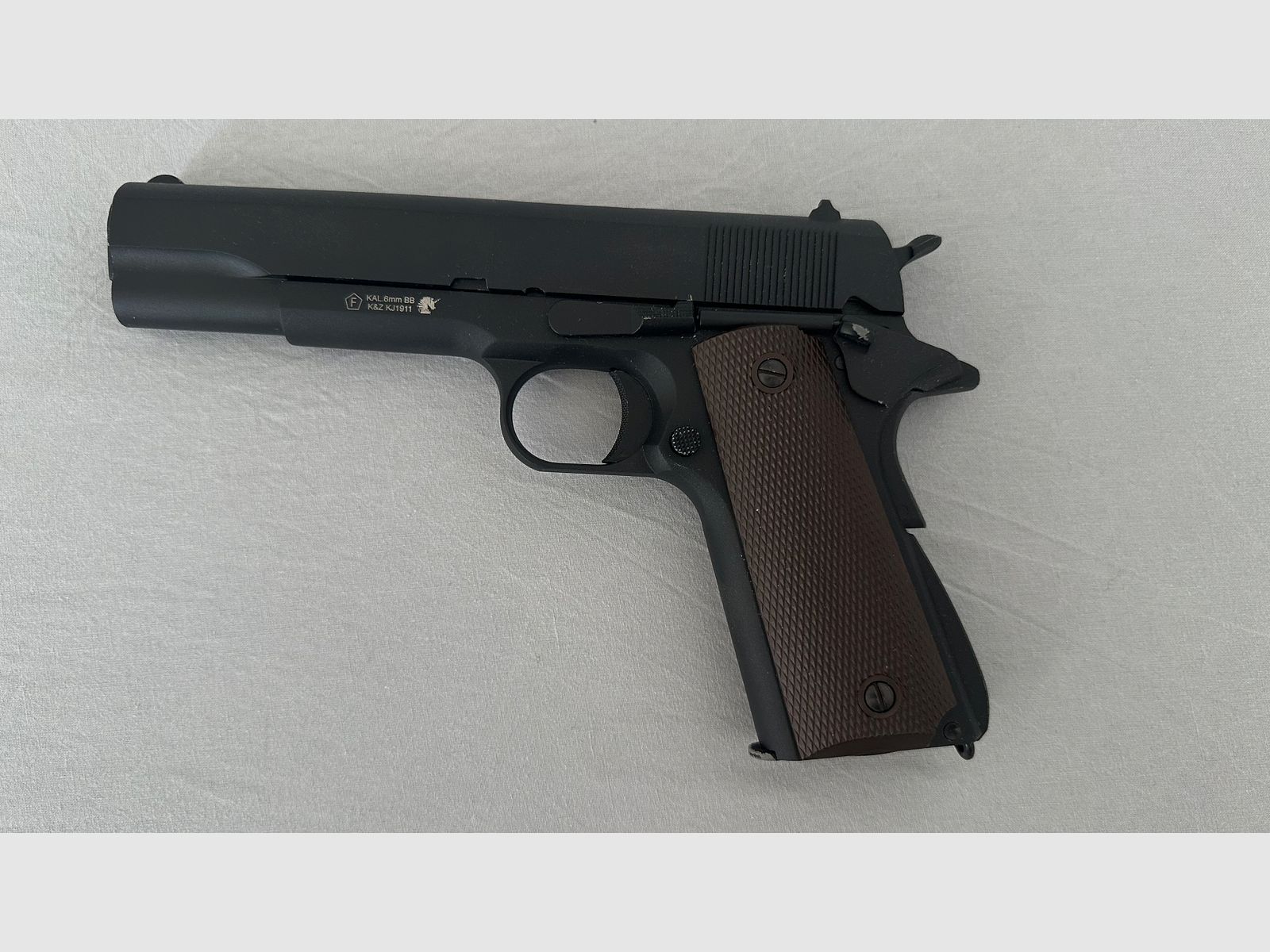 Einzigartige KJWorks Colt 1911 Airsoft 6mm BB Vollmetall Maßstabsgetreu dem Original nachgefertigt.