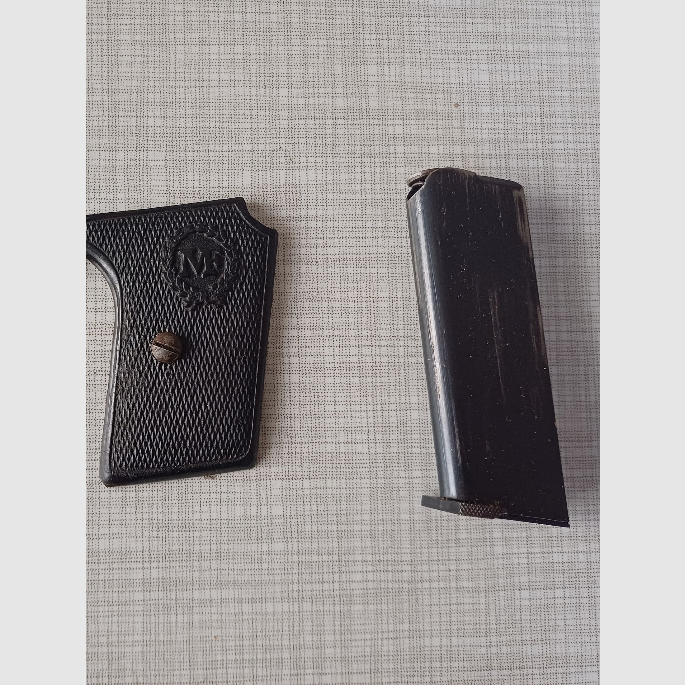 Manufrance Pistole 6,35mm Griffschalen und Magazin