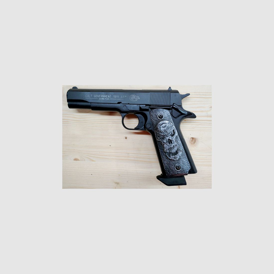 Colt Government 1911 A1 PTB 774 – 9 mm P.A.K. – empuñaduras especiales y base de cargador especial, imagen 2 de 2