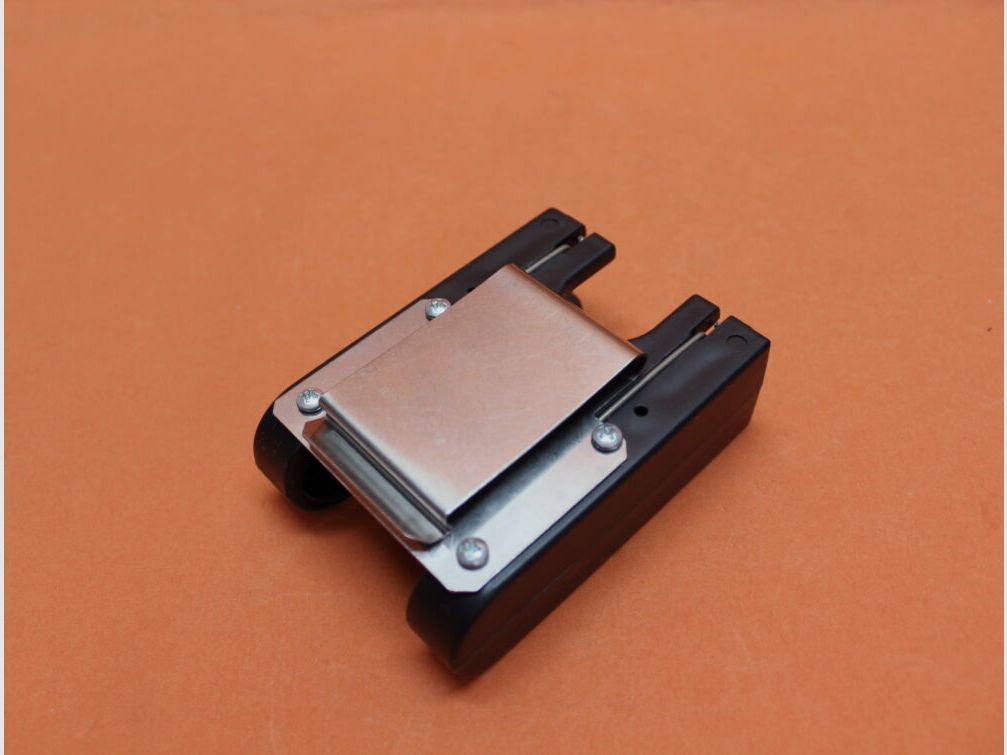 Competencia de California Competencia de California Funciona Caddy Shell (12GATAC4) Soporte de cartuchos para 4 cartuchos de perdigones 12GA Polímero negro con clip de cinturón de acero al carbono