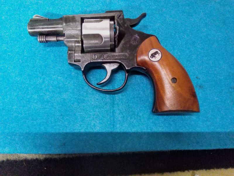 Biete einen Revolver Modell ME Jaguar 80.kaliber 9mm/380knall