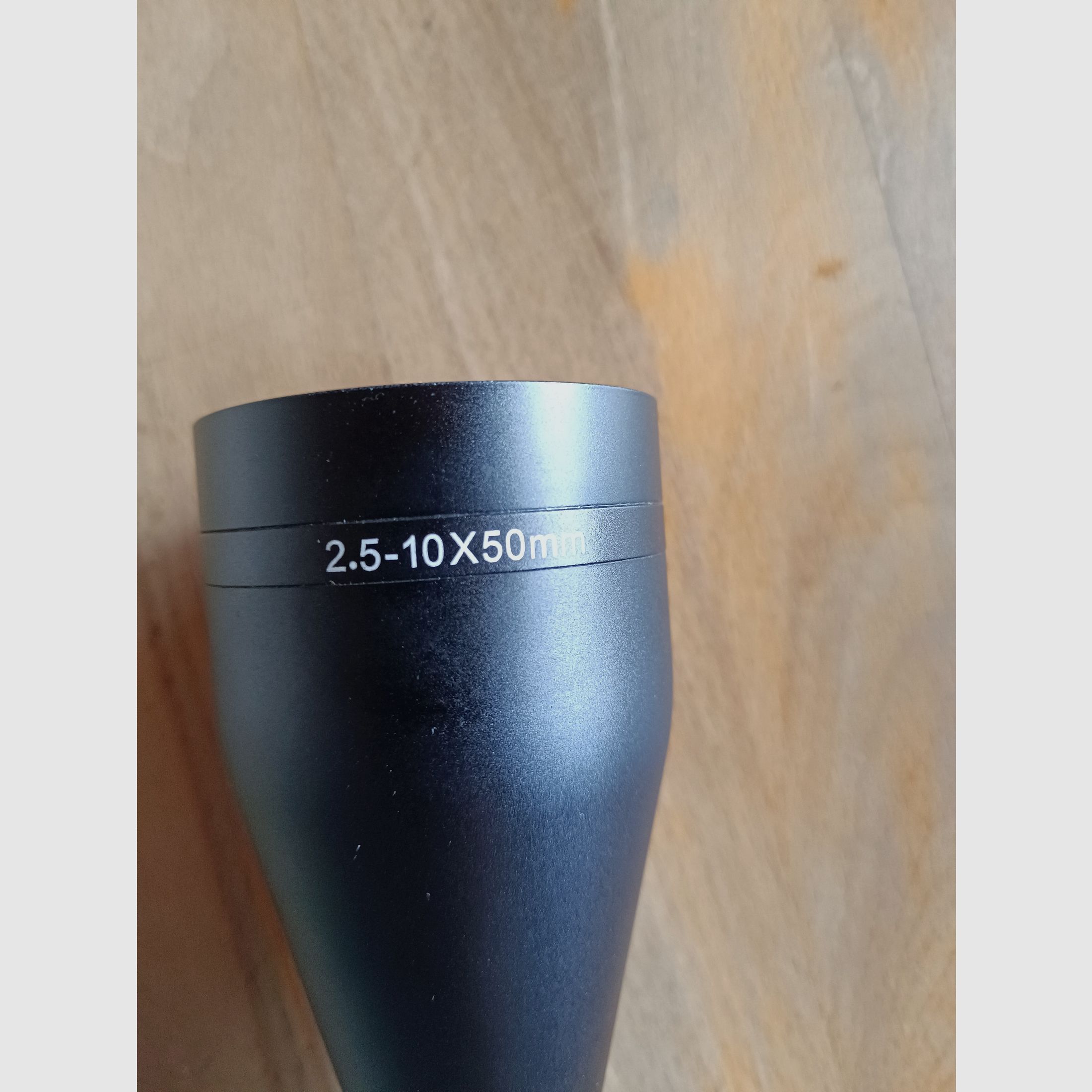 Celownik marki Akah 2,5-10x50 z odpowiednim adapterem Rusan Mar