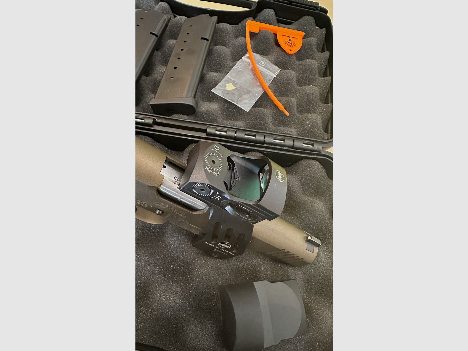 Schmeisser Hugo 1911 in 45 ACP Mit MAK DOT Montage und Rotpunkt