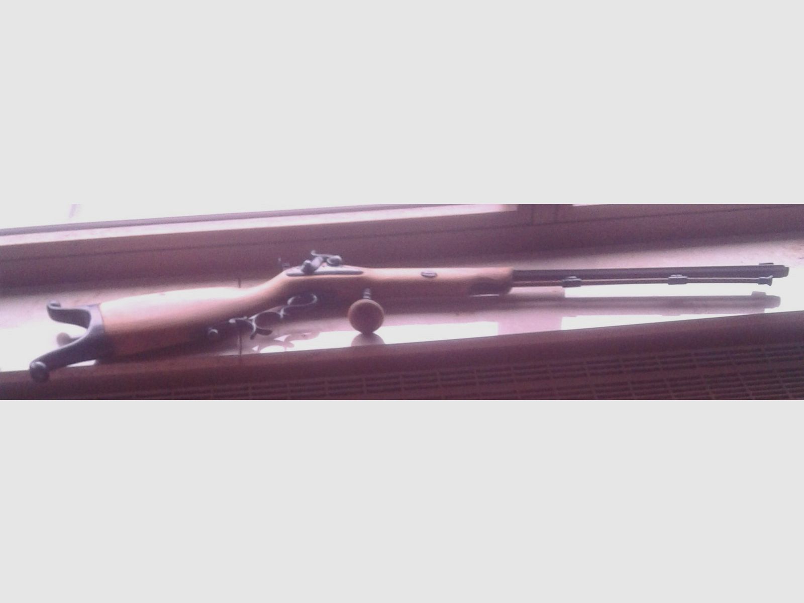 Deko Gewehr mit 2 Wandhalterungen Hirschkopf