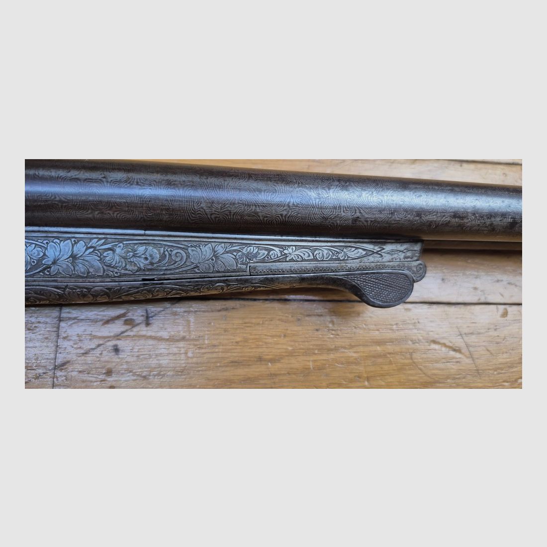 Sehr schönes Seitengewehr – Signiert auf der Laufbande „Maison de l’Inventeur Lefaucheux – 37 rue Vivienne in Paris“ – Wunderschöne Damaschusläufe – Kal. 16 – Brünierung bei 85% – Wunderschöne Gravuren an Beschlägen und Teilen – Alle Schrauben guillochiert – Schaftplatte aus Ebenholz – Sehr schönes rotes Nussbaumholz – Ausgezeichneter mechanischer Zustand – Kein Spiel – Läufe innen noch sehr sauber trotz alter Oxidation – Und ein „ECHTER“ Lefaucheux! – Waffe in TBE insgesamt – TBE, Bild 41 von 47
