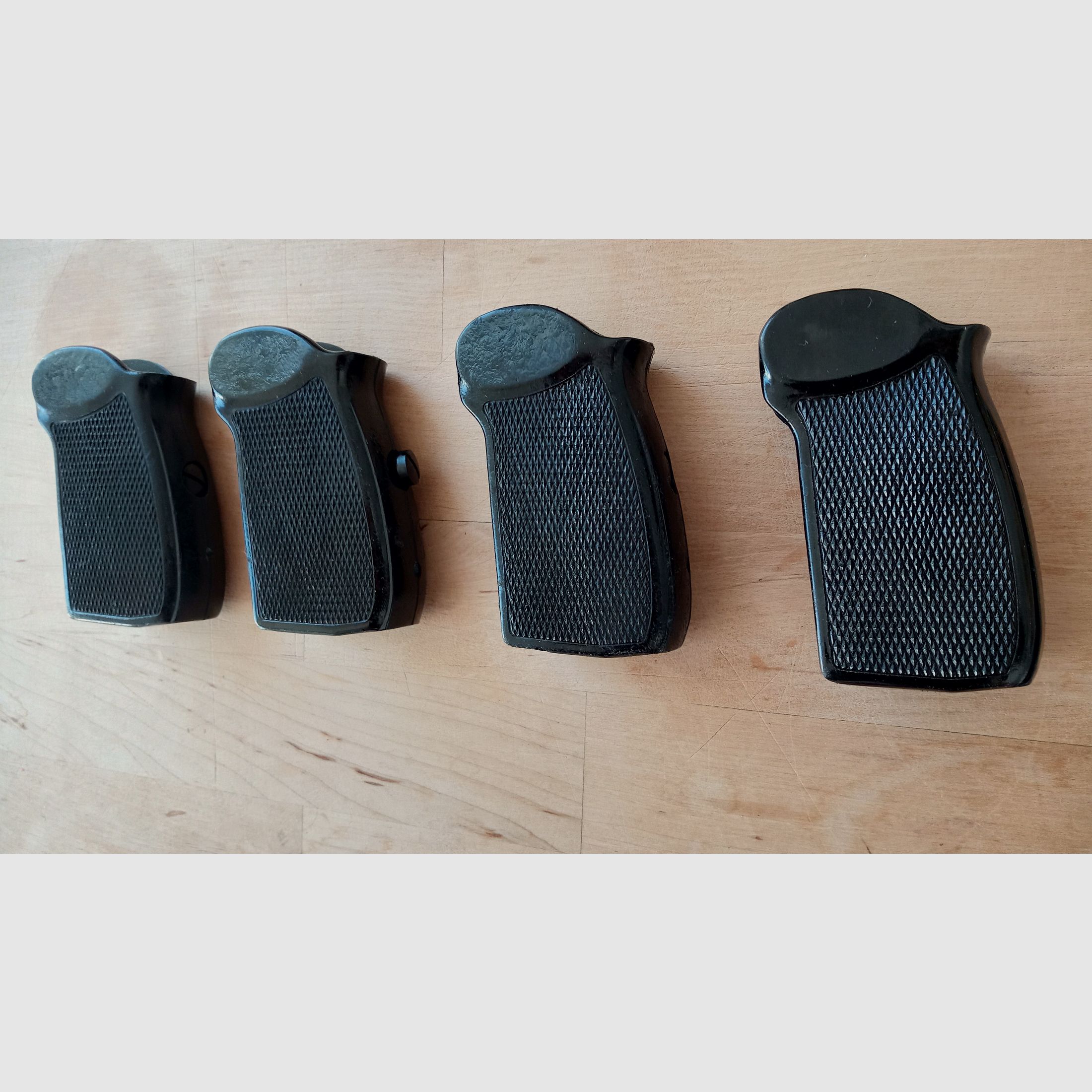 Schwarze Bakelit Griffschalen für DDR Polizei Pistole-M inkl. Schraube / Vintage Griff für ost-deutsche Makarov // 8 Schuss PM 9x18