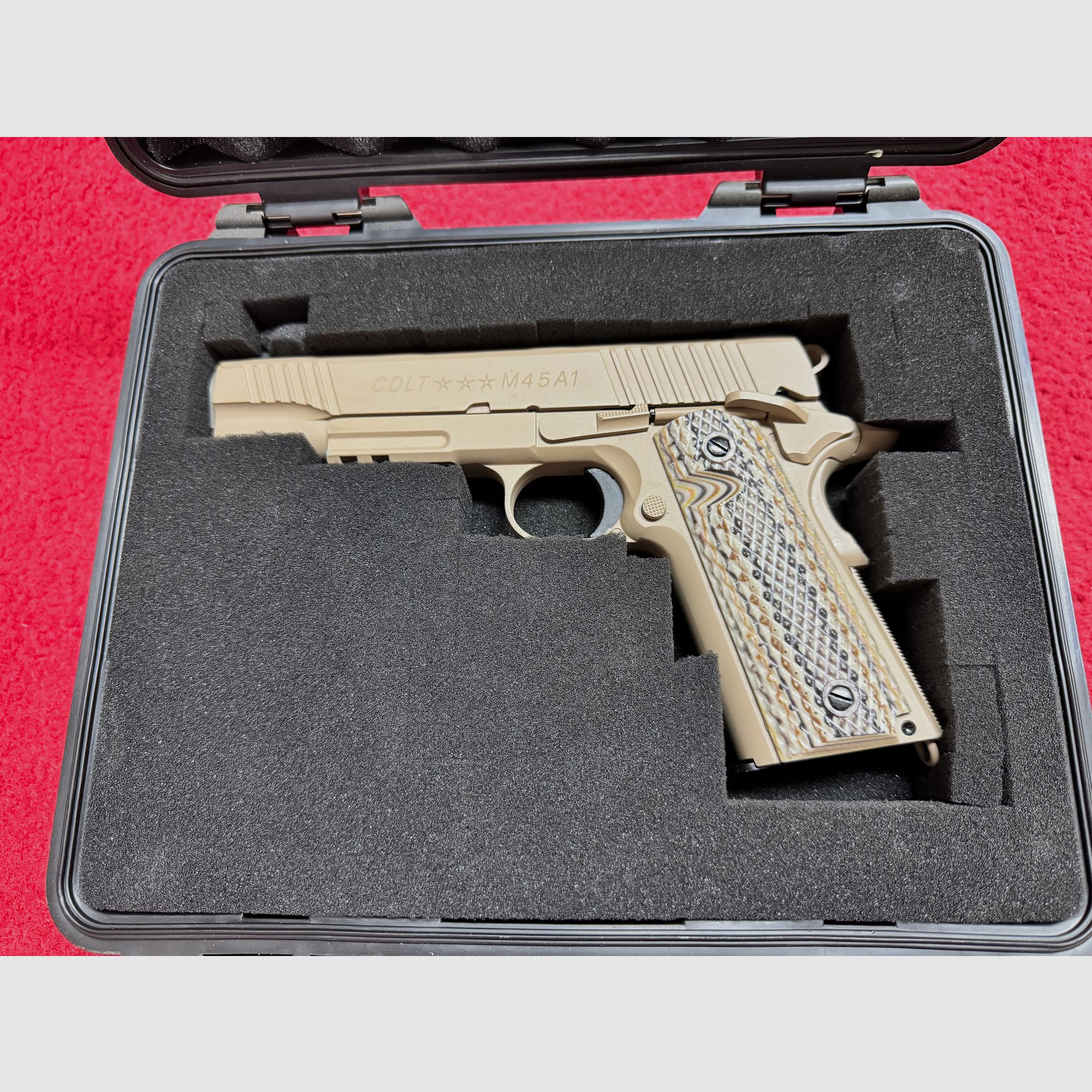 Cybergun 1911 M45A1 Tan Co² GBB 6mm like new with case and original packaging