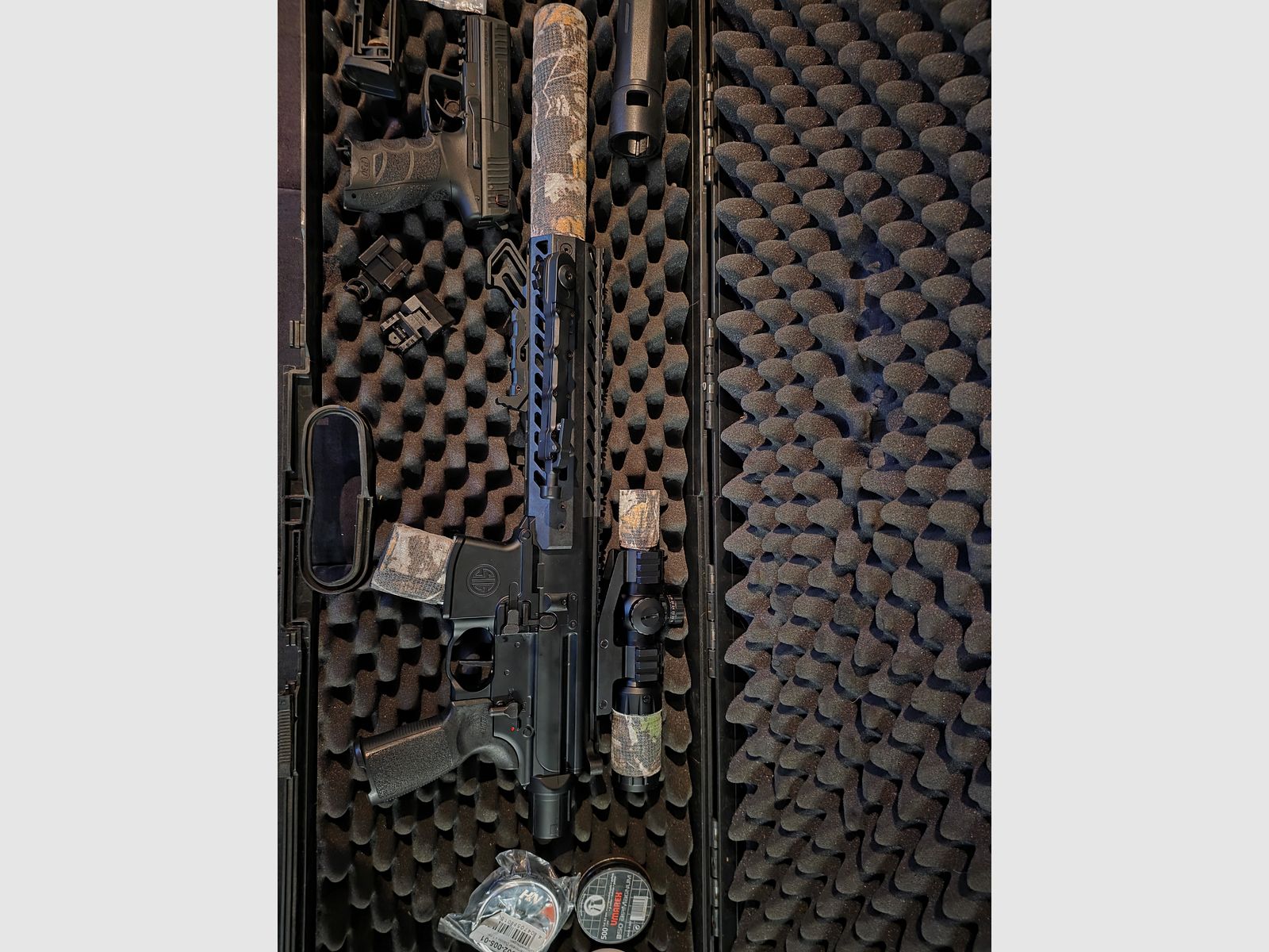 SIG SAUER MCX Co2-karabin czarny 4,5 mm Diabolo w zestawie z walizką i pistoletem CO2 Heckler & Koch P30 4,5 mm Diabolo