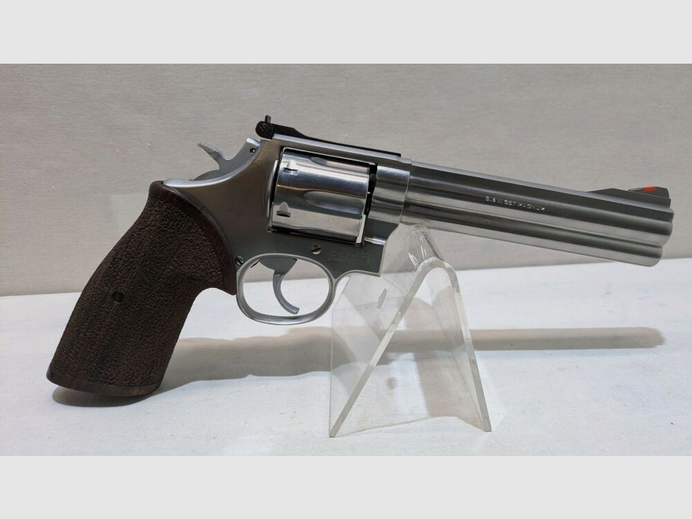 Smith & Wesson	 686