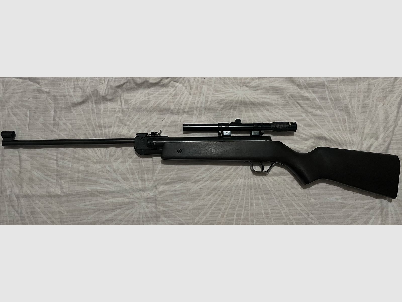 Fünf Luftgewehre abzugeben. 1 Gewehr Suhl. 1 Gewehr Umarex. 3 Gewehre Lion Brand. Siehe Photo.