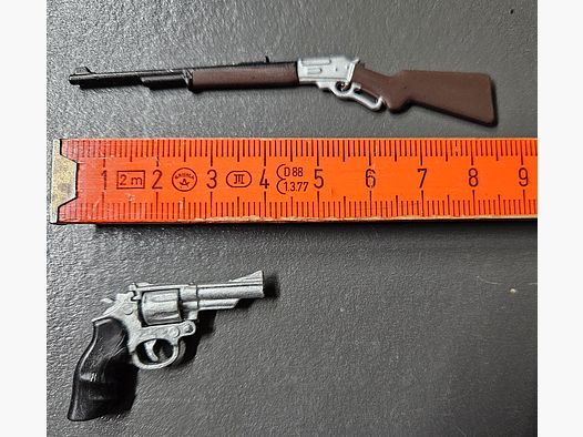 Je ein Miniatur Gewehr und Miniatur Revolver