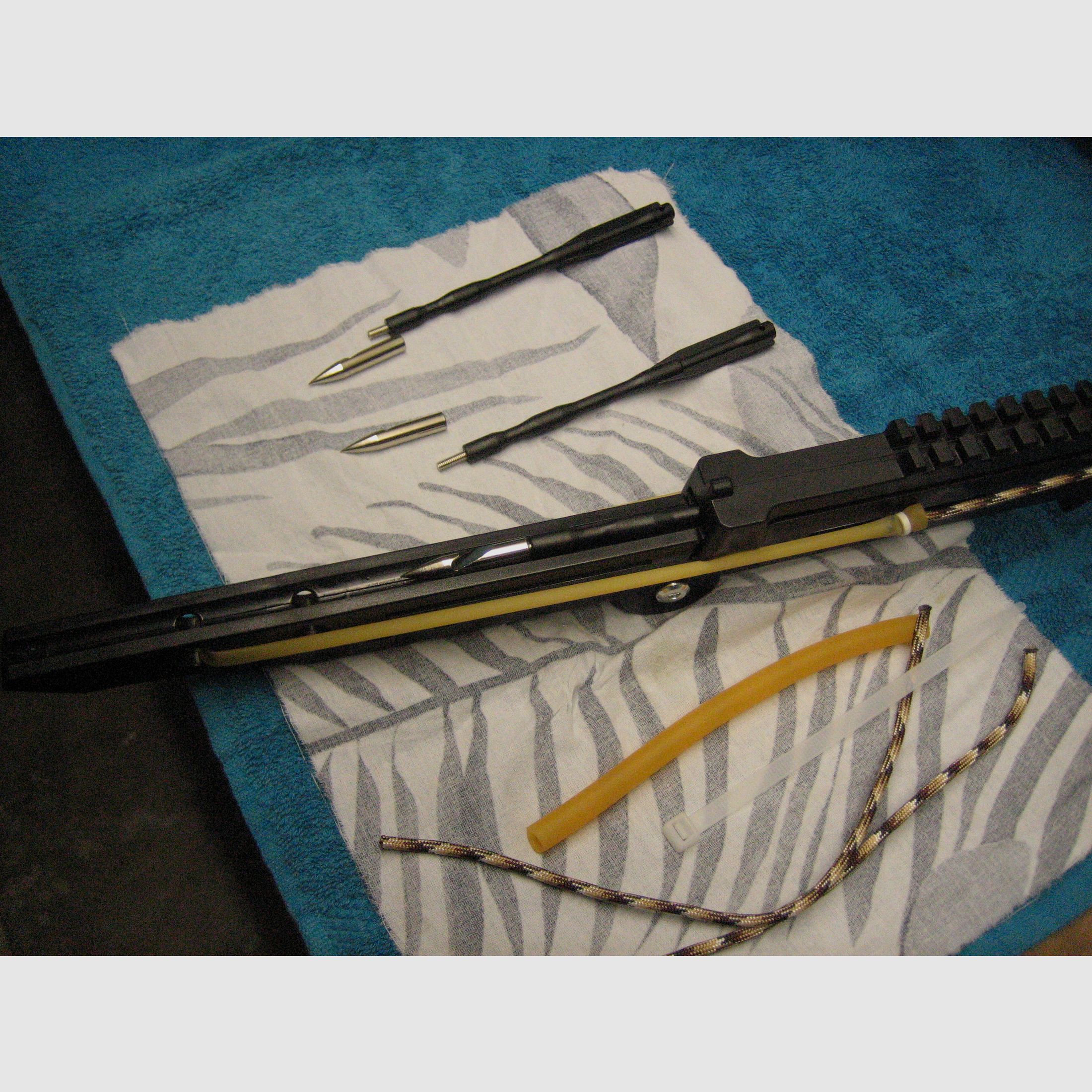 Zwille Schleuder Steinschleuder mit Pfeilen und Stahlkugeln zu verschiessen 