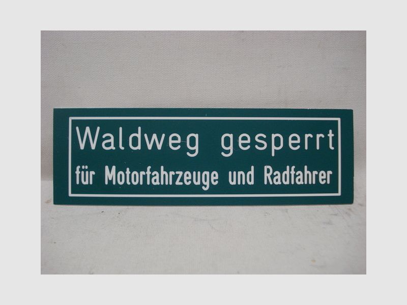 Schild Waldweg gesperrt -