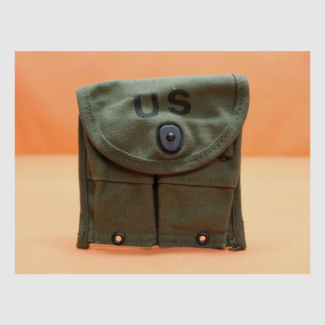 USGI SURPLUS U.S. Carbine .30 M1: Tasche per caricatore USGI 2x15 colpi, tessuto olivastro, timbrata: "US" e "POCKET, AMMUNITION MAGAZINE (Calibro .30, M-1, CARBINE O RIFLE)