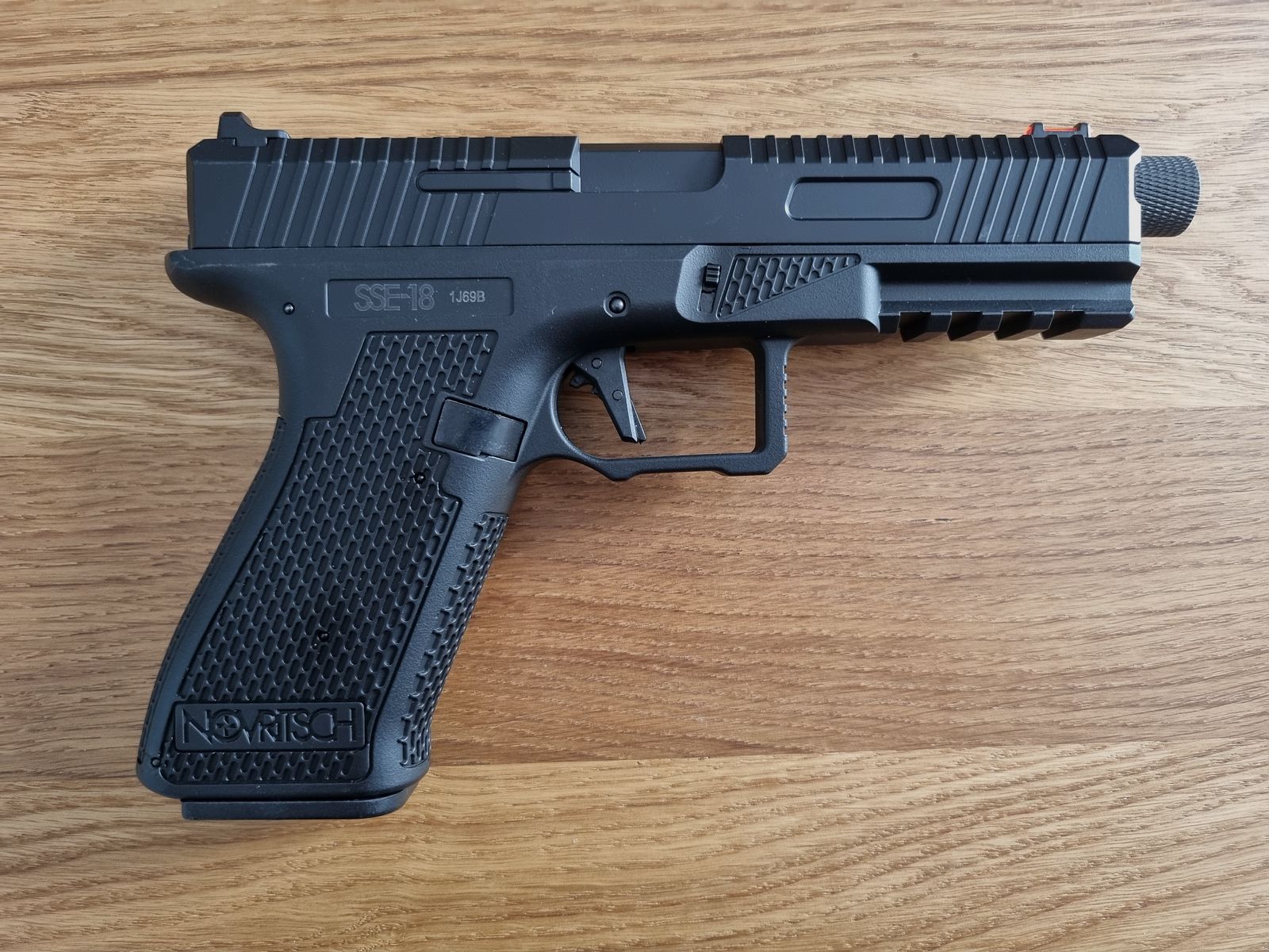 Airsoft AEP Novritsch SSE18 schwarz mit Magazintrichter