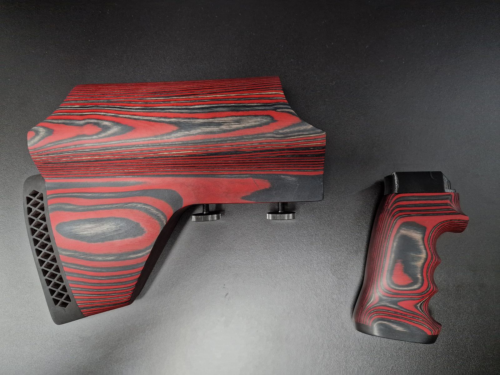 AEA Megalodon grip en houten schoudersteun rood/zwart