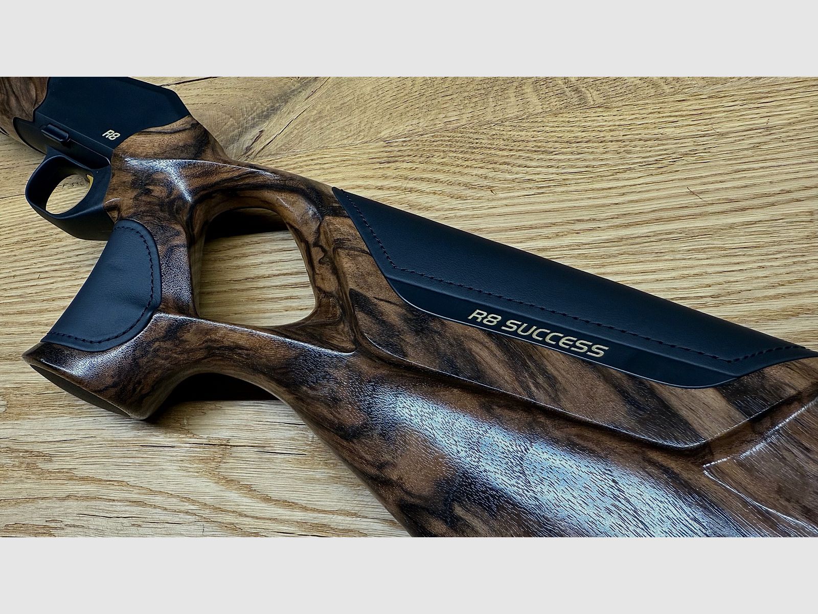 Blaser R8 Success leren kolf met systeem / houtklasse 6 / zwart leer / gouden elementen