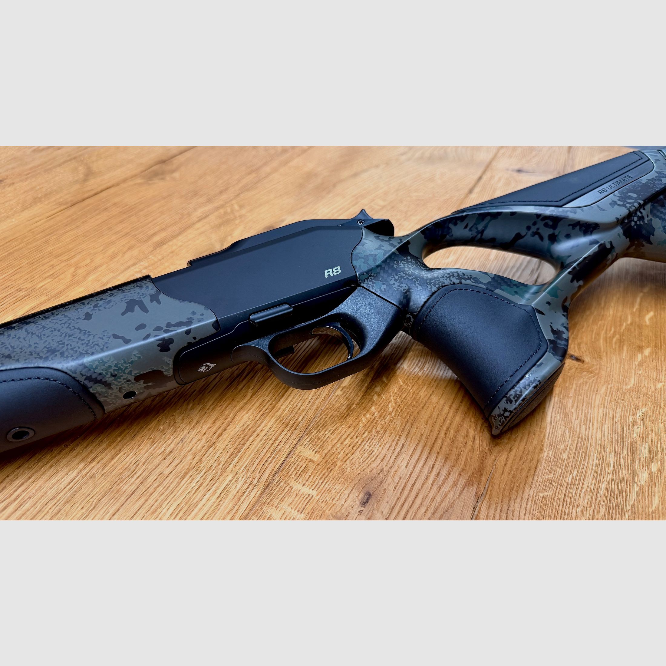 Blaser R8 Ultimate Carbon Huntec Camo arma completa / calibre seleccionable / logo plateado / Semi Weight