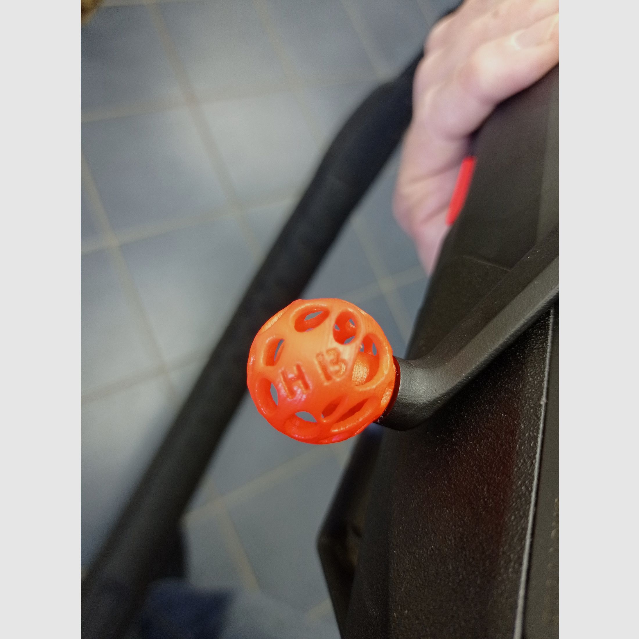 individuell beschriftete Bionik-Kammergriffkugel schwarz oder orange