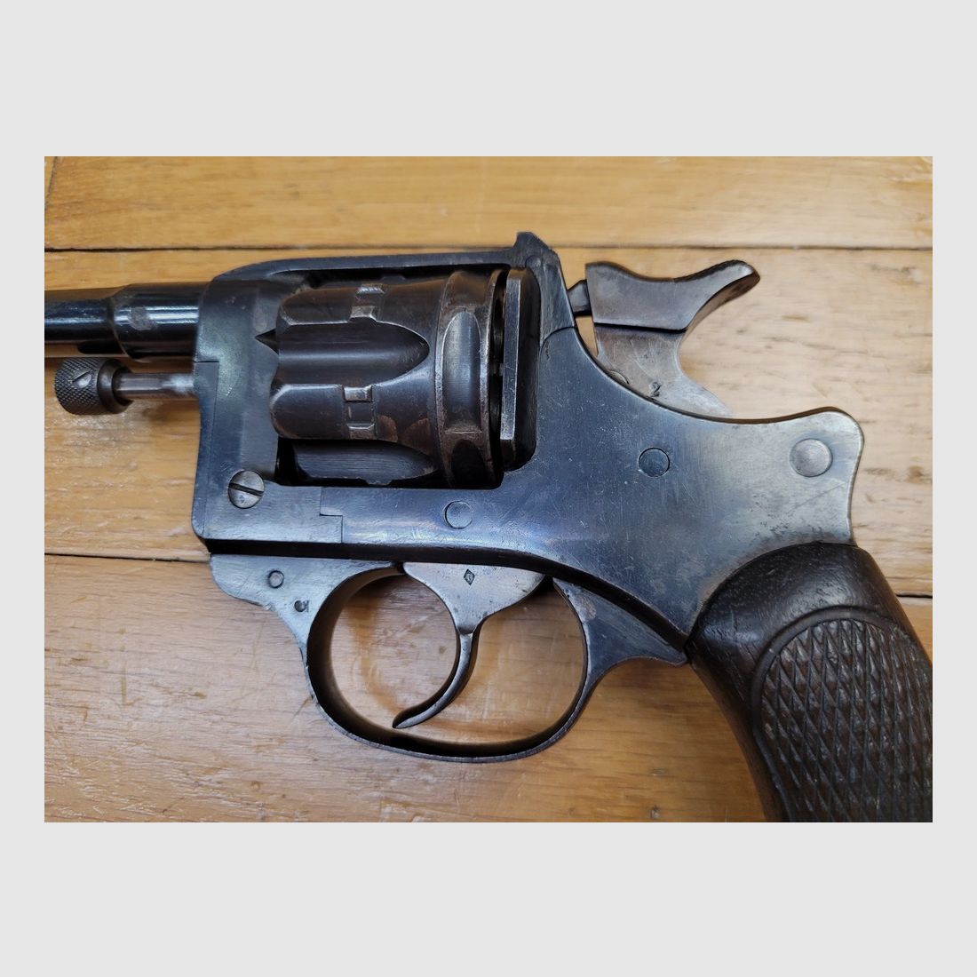 Sehr schöner Dienstrevolver 1892 – Gebräuchlich, aber mythisch – Höhepunkt des Revolvers Made in France – Kaliber 8mm92 – Waffe von 1902 wieder geprüft in Belgien – TBE, Bild 20 von 22