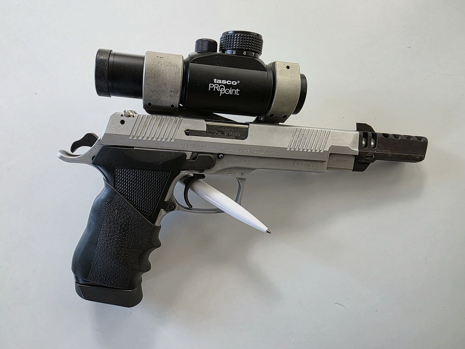 Bernardelli Praktisch 9mm Para mit Tasco ProPoint