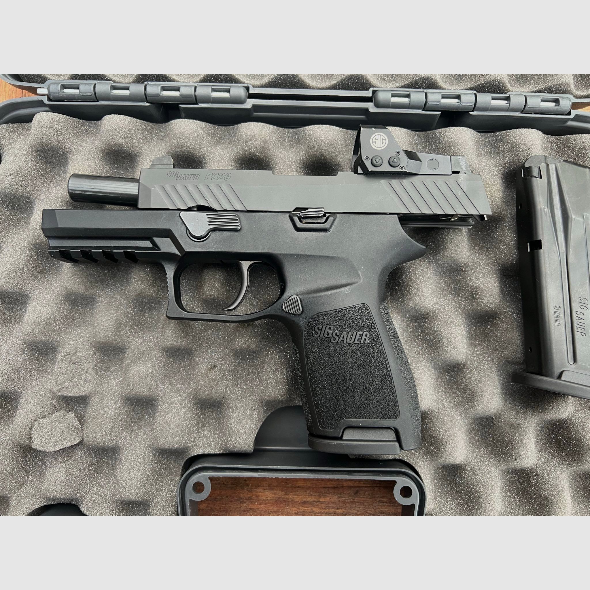 Semi-automatic pistol SiG P320 RX Compact with ROMEO 1 red dot sight. As a complete weapon or exchange system (see below).
