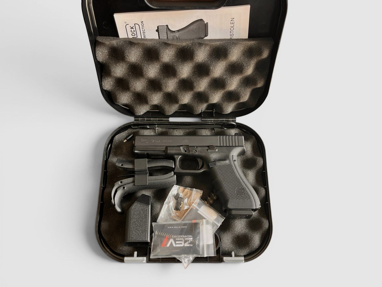 Pistolet Glock 17 Gen 4 kal. 9x19mm | Zestaw ZEV, Stan BDB, zdjęcie 2 z 9