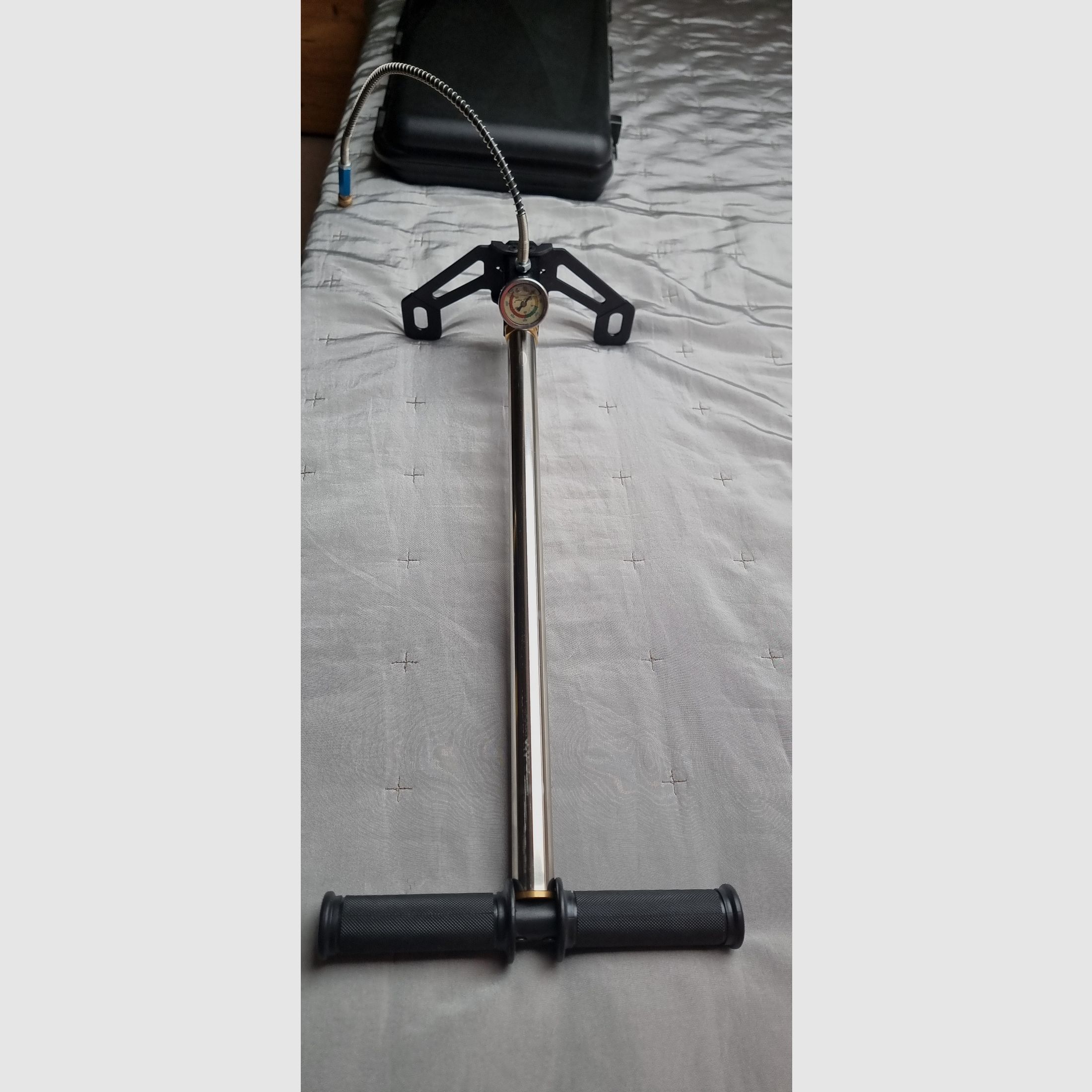 Zbroia Kozak Pressluftgewehr Bullpulp 4,5mm F Version mit 5 Magazinen, Pumpe, Optik 12x , Diabolos usw Frisch aus der Wartung!