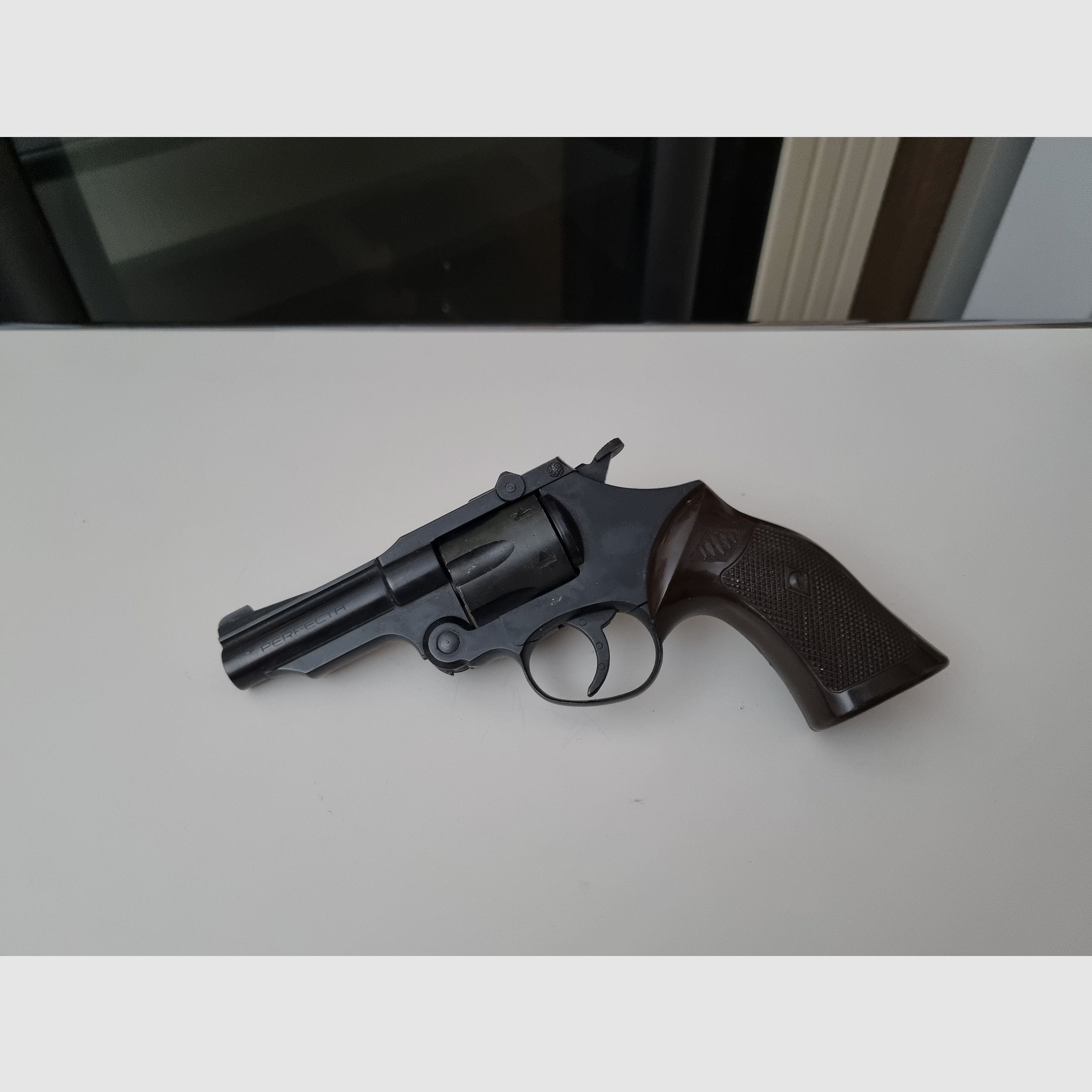 Perfect Mod G blank-firing revolver tipping revolver