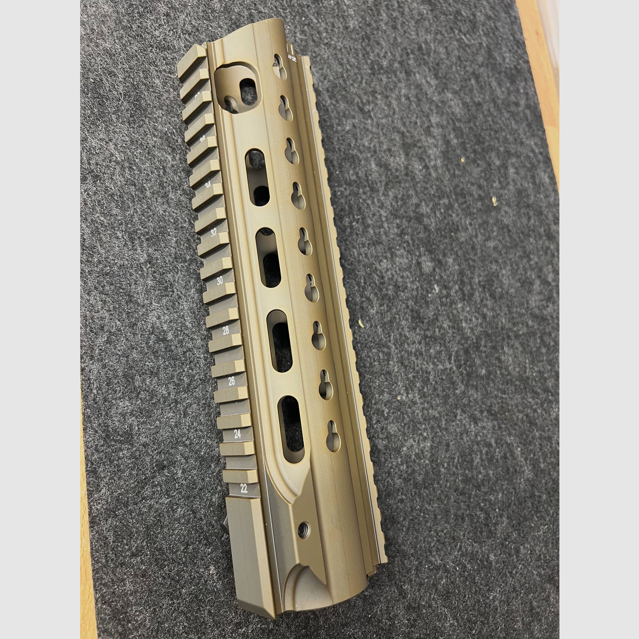 HK MR223 / HK416 Slim Line Handguard 10″ FDE – come nuovo
