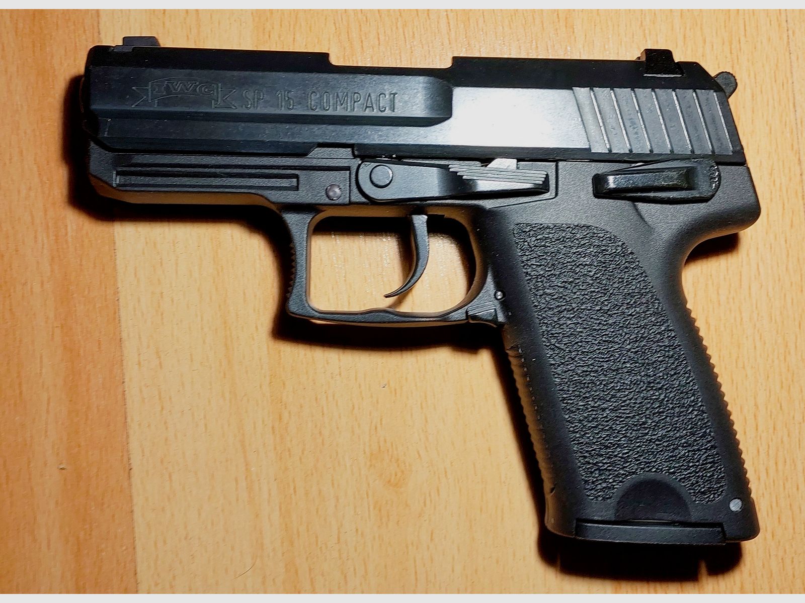 ME IWG SP 15 Kompakte Schreckschuss Pistole brüniert 9mm P.A.K. (876) mit 2 Magazinen