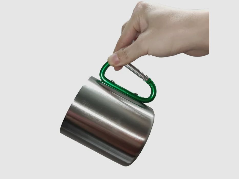 Double-walled stainless steel mug with green carabiner handle