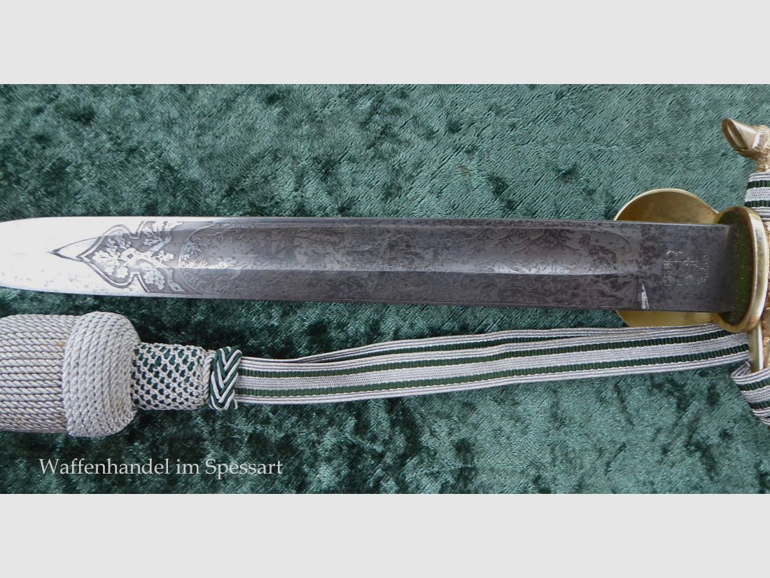 Cacciatore di cervi con recipiente a manico in versione decorativa dell'epoca della seconda guerra mondiale.