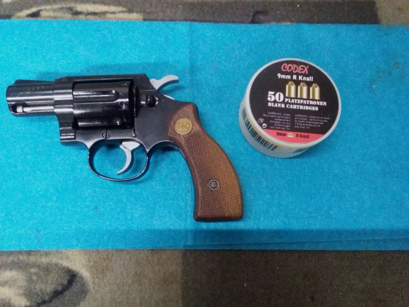 Biete einen Revolver Modell Cobra.9mm/380knall