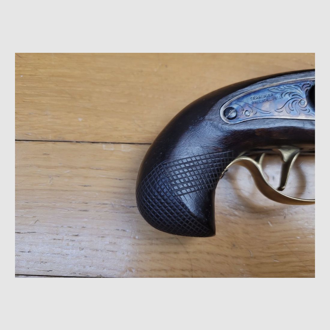 Interessanter Deringer Perkussionspistole – Von Ardessa Custom – Kal. .45 – Mit Leinöl behandelter Schaft – Riffelung wie bei den Originalen – Neuer Lauf – Sehr schöne Züge und schöne bläuliche Brünierung – Taschenmonster für große Gefühle am Stand! – Ein unverzichtbares Stück der Straßen von San Francisco um 1850 und die Waffe, die Lincoln tötete! – Neu!, Bild 3 von 16