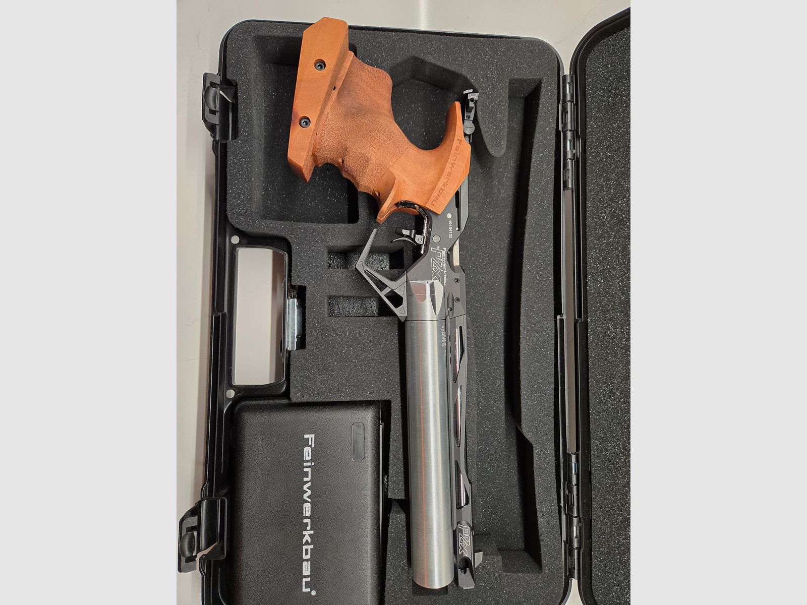 Match air pistol Feinwerkbau P8X (grip M) as good as new with accessories