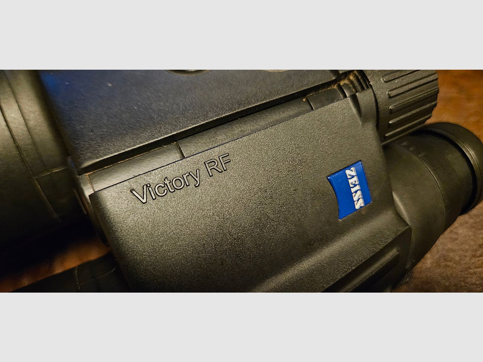 ZEISS Victory 10x56 T RF - Fernglas mit Entfernungsmesser - mit umfangreichem Zubehör