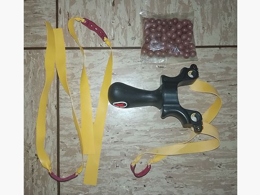 Neue Steinschleuder Zwille Schleuder Red Star mit Zubehör Ersatzgummi Munition  schwarz Roter Stern 