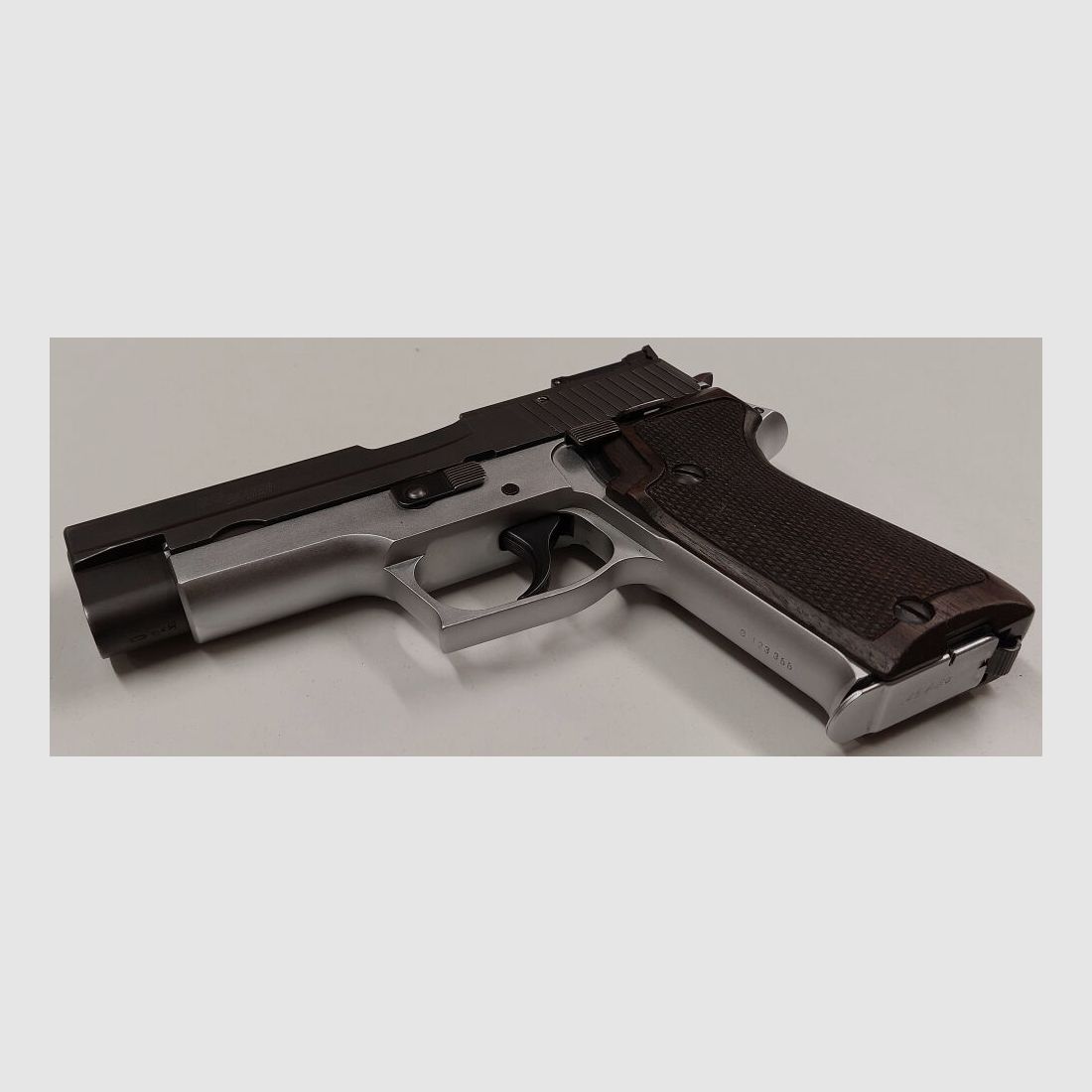 SIG SAUER DEFEKT Halbautom. Pistole SIG SAUER P220 Bicolor Schwarz/Silber im Kaliber .45ACP