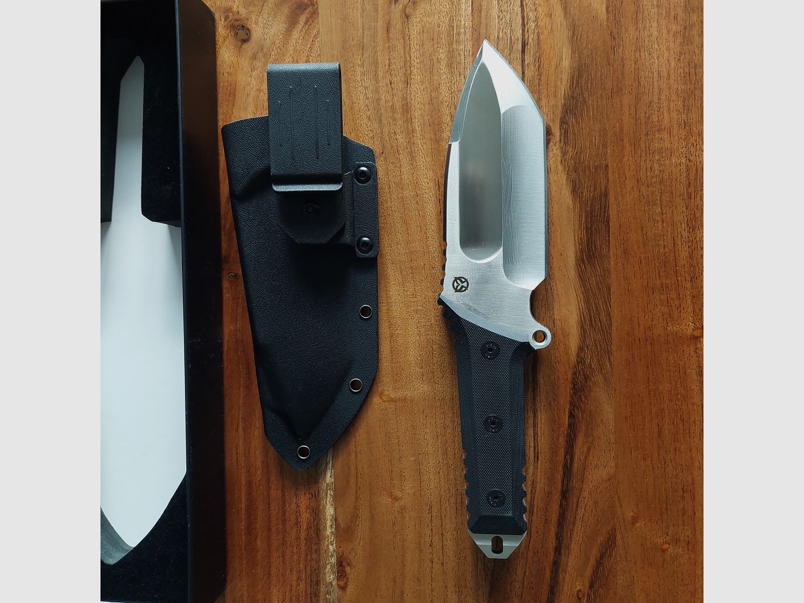 Midgards-Messer Sammlung Neu und unbenutzt. Bitte Beschreibung Lesen!!!!! Insgesamt 2 Schwerter und 9 Messer. Bilder von Allen Messer können zugesendet werden. Viele limitiert und nicht mehr erhältlich. Der Preis ist VB. Alle Messer sowie Schwerter dürfen LEGAL besessen werden.