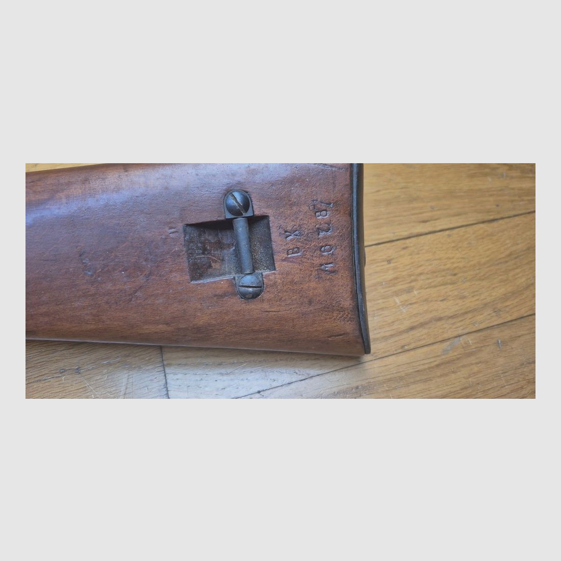 Très beau mousqueton Truppe Speciale Carcano Modèle 1938 (91/38 TS) – Arsenal de Terni – Cal. d&rsquo;origine 6,5×52 – Mono-matricule – Bois très beau – Excellent état mécanique – Beau canon avec des rayures nettes jusqu&rsquo;à la bouche – Arme de 1940 – TBE++/TBE+++, image 28 sur 34